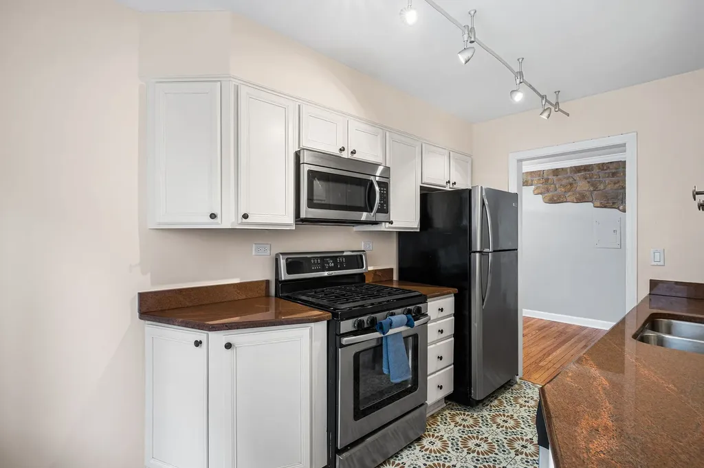 1441 West Farwell Avenue Chicago IL 60626