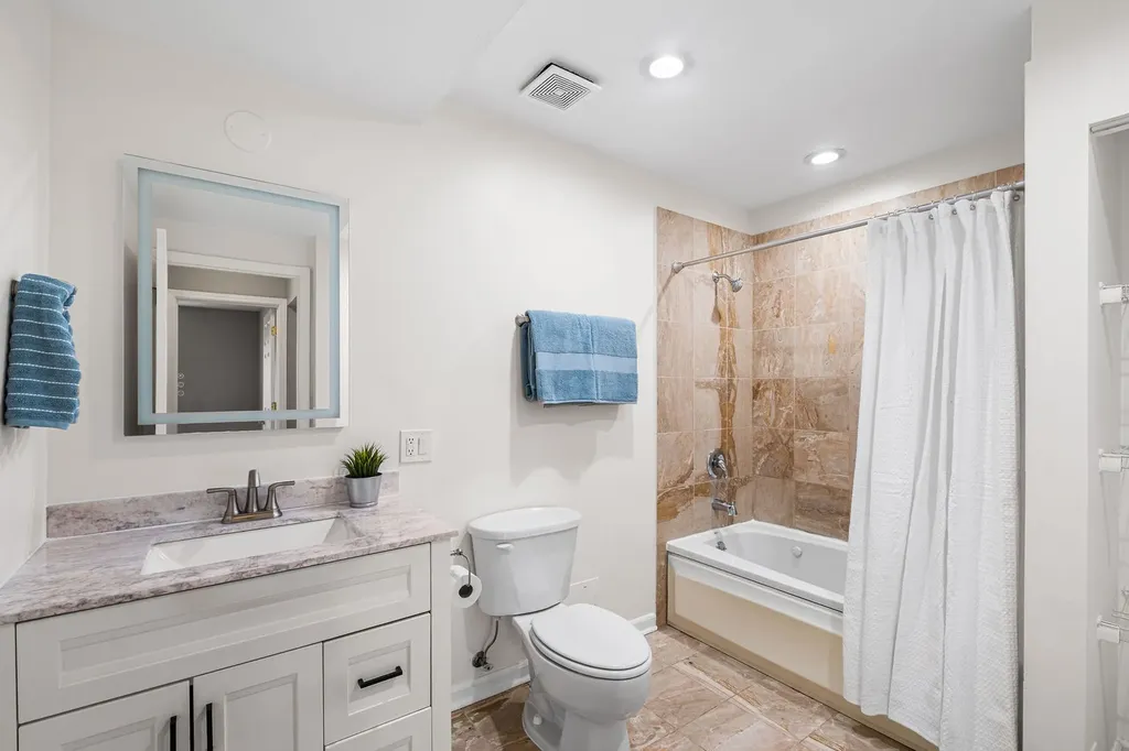 1441 West Farwell Avenue Chicago IL 60626
