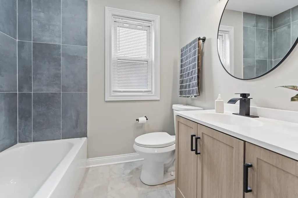 7917 South Christiana Avenue Chicago IL 60652