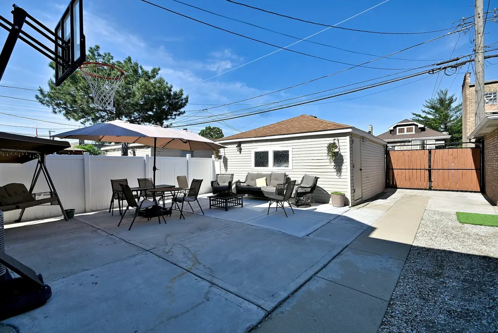 2924 North Linder Avenue Chicago IL 60641