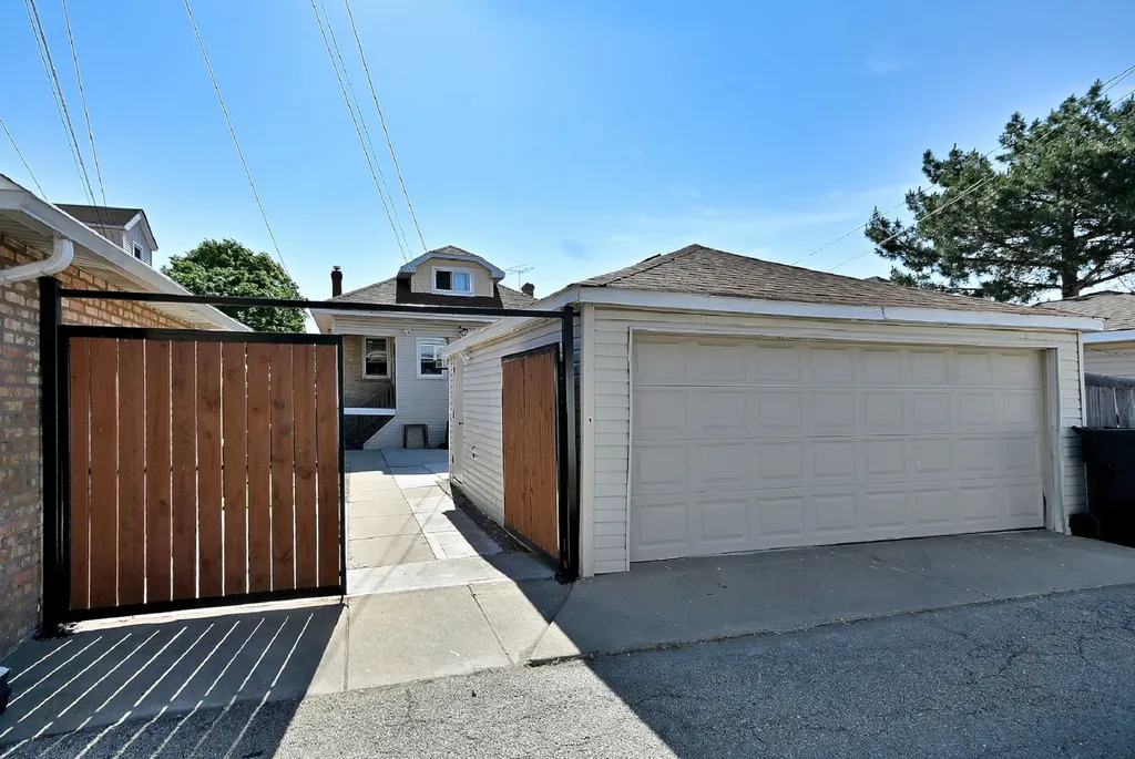 2924 North Linder Avenue Chicago IL 60641