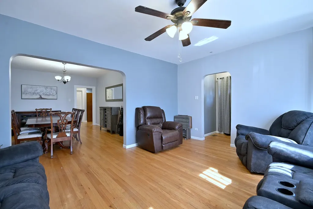 2924 North Linder Avenue Chicago IL 60641
