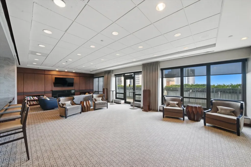 130 North Garland Court Chicago IL 60602
