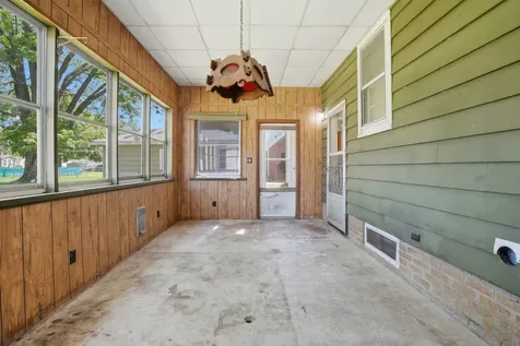 1009 38TH Avenue East Moline IL 61244