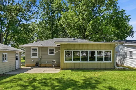 1009 38TH Avenue East Moline IL 61244