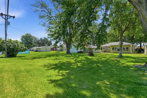 1009 38TH Avenue East Moline IL 61244