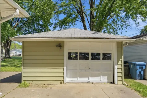 1009 38TH Avenue East Moline IL 61244