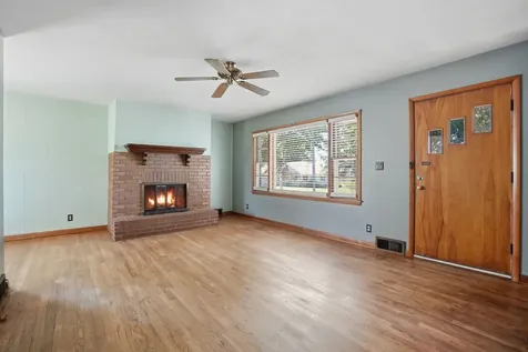 1009 38TH Avenue East Moline IL 61244