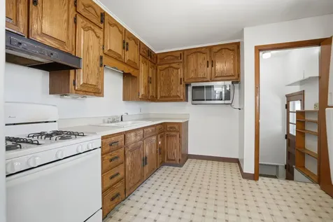 1009 38TH Avenue East Moline IL 61244