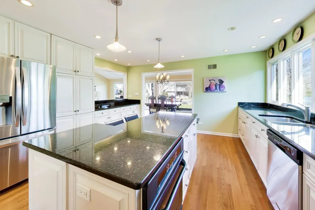 107 Briarwood Lane Oak Brook IL 60523