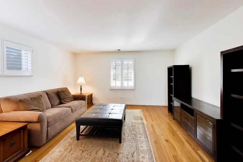 107 Briarwood Lane Oak Brook IL 60523