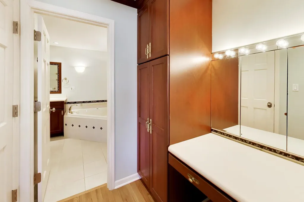 107 Briarwood Lane Oak Brook IL 60523