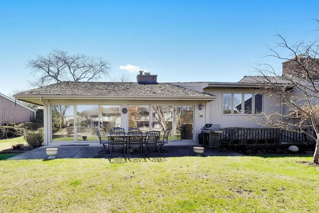 107 Briarwood Lane Oak Brook IL 60523