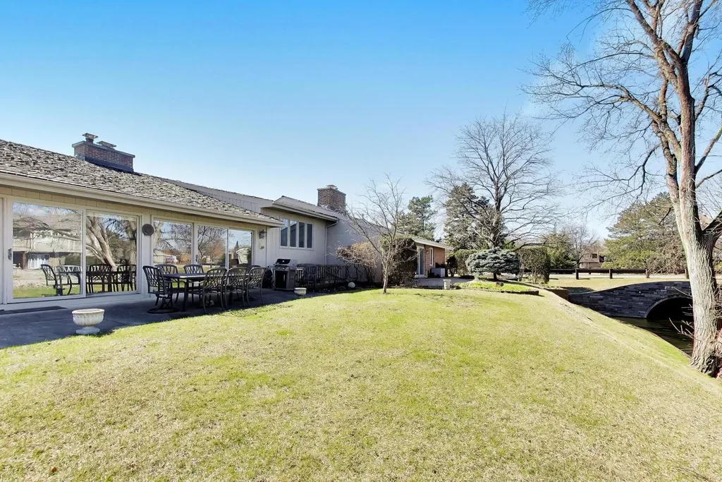 107 Briarwood Lane Oak Brook IL 60523