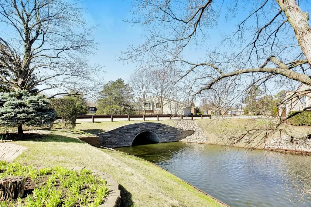 107 Briarwood Lane Oak Brook IL 60523