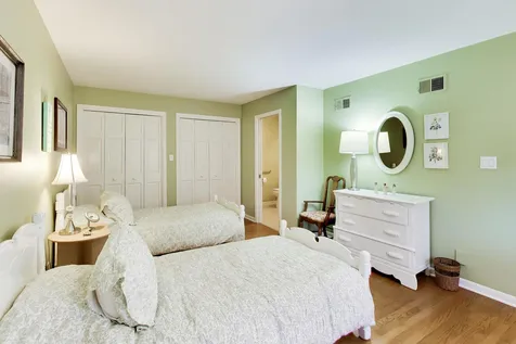 107 Briarwood Lane Oak Brook IL 60523