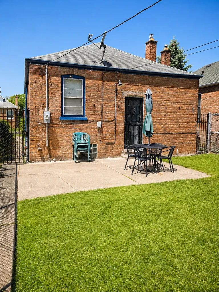 9823 South Drexel Avenue Chicago IL 60628