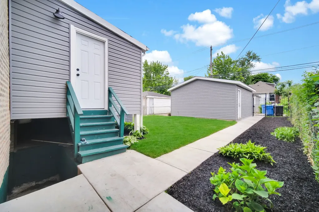 9420 South Saint Lawrence Avenue Chicago IL 60619