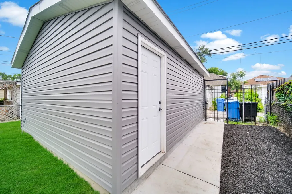 9420 South Saint Lawrence Avenue Chicago IL 60619