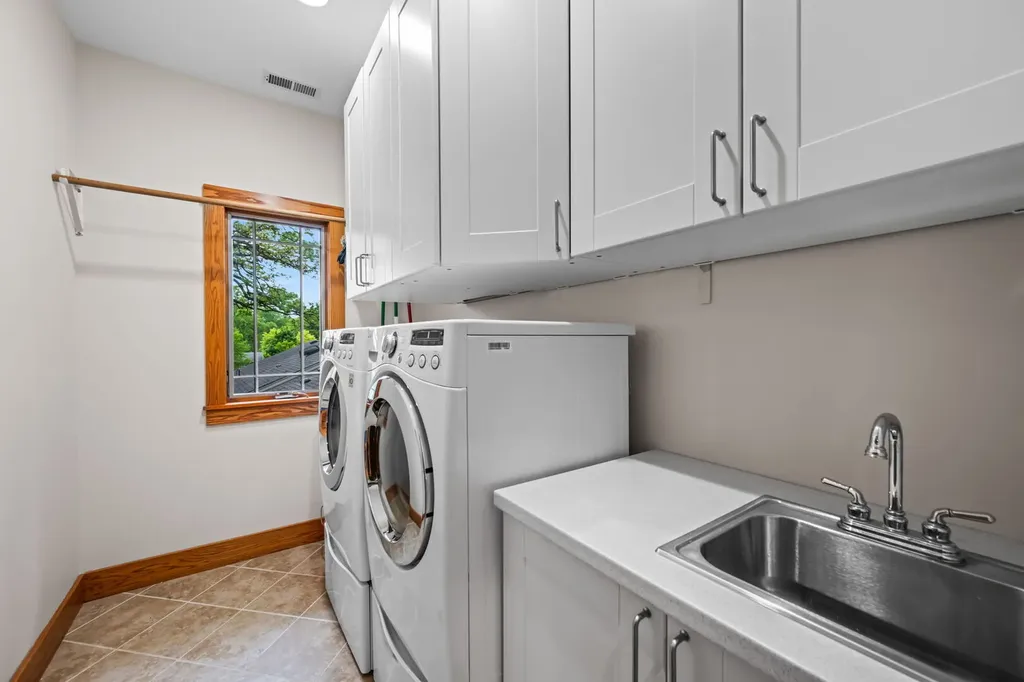 23W212 Blackcherry Lane Glen Ellyn IL 60137