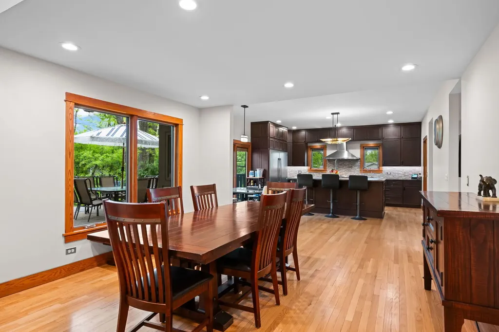 23W212 Blackcherry Lane Glen Ellyn IL 60137