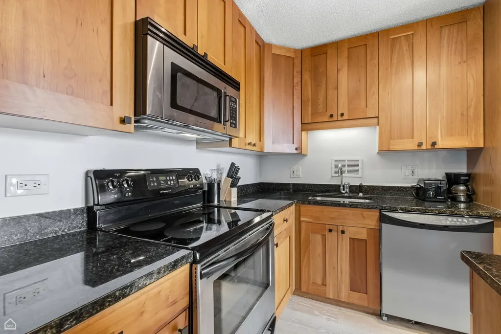 450 West Briar Place Chicago IL 60657