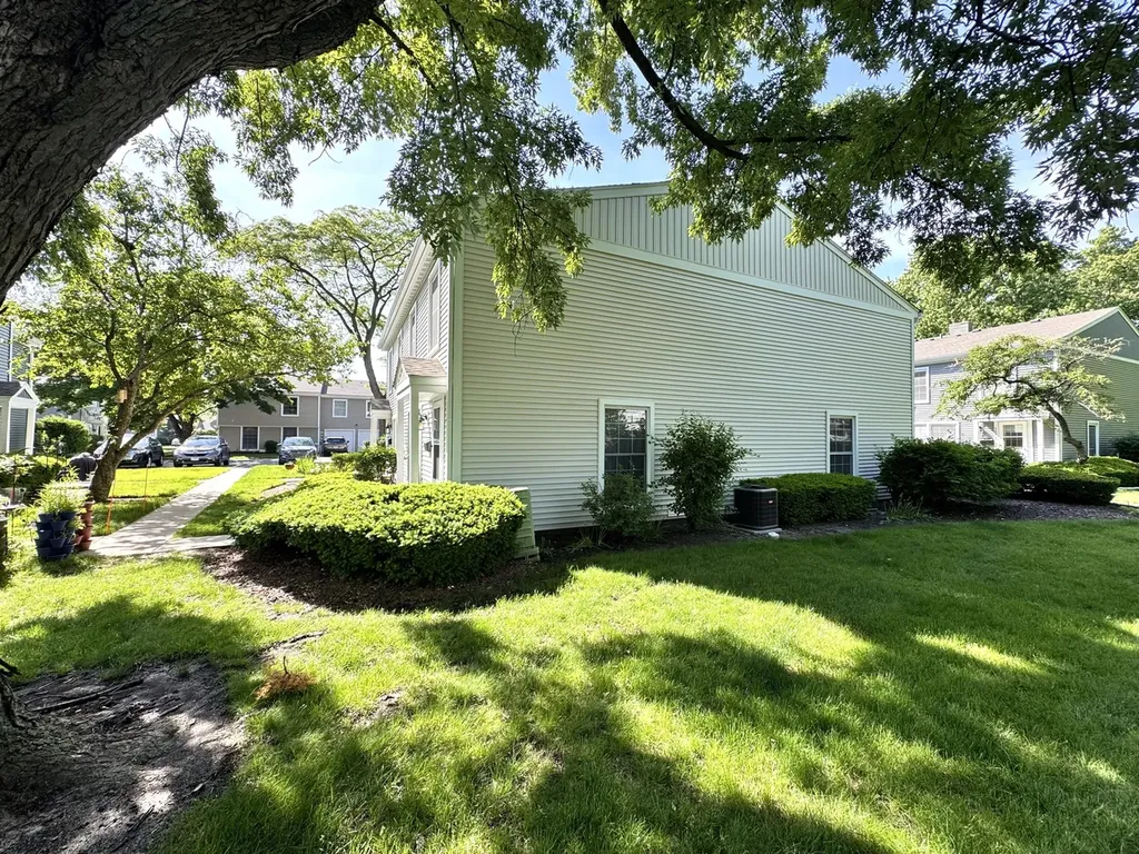 1674 Williamsburg Court Wheaton IL 60189