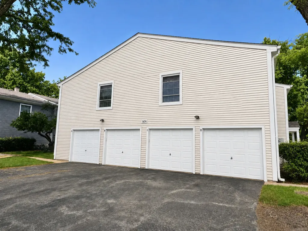 1674 Williamsburg Court Wheaton IL 60189