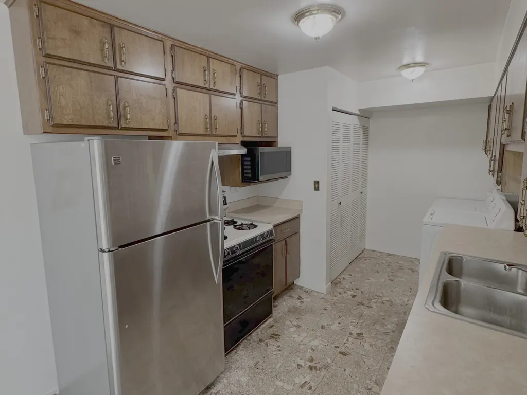 1674 Williamsburg Court Wheaton IL 60189