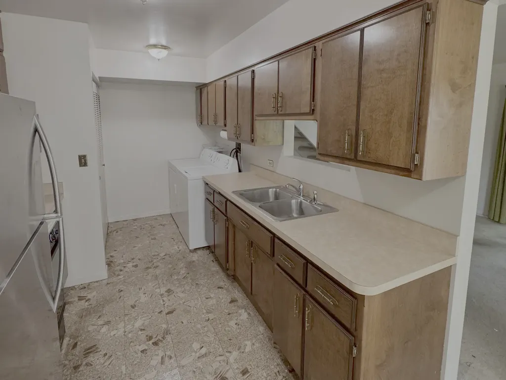1674 Williamsburg Court Wheaton IL 60189
