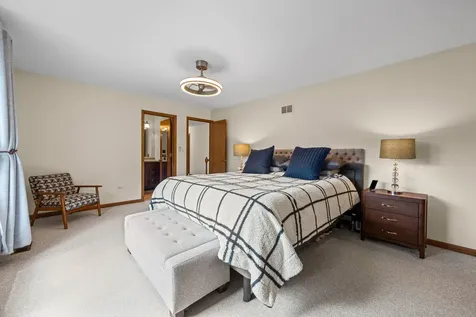 281 Tyler Court Libertyville IL 60048