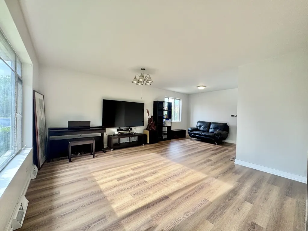 2540 West Jerome Street Chicago IL 60645