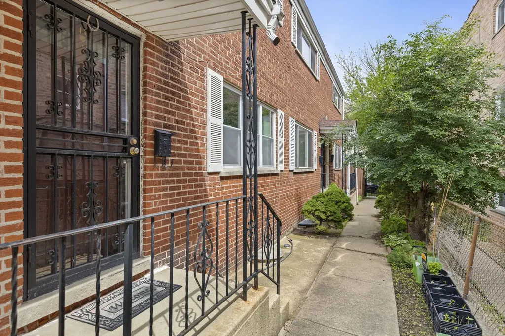 1727 West Estes Avenue Chicago IL 60626