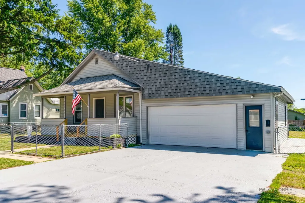 7 Lincoln Street Harvard IL 60033