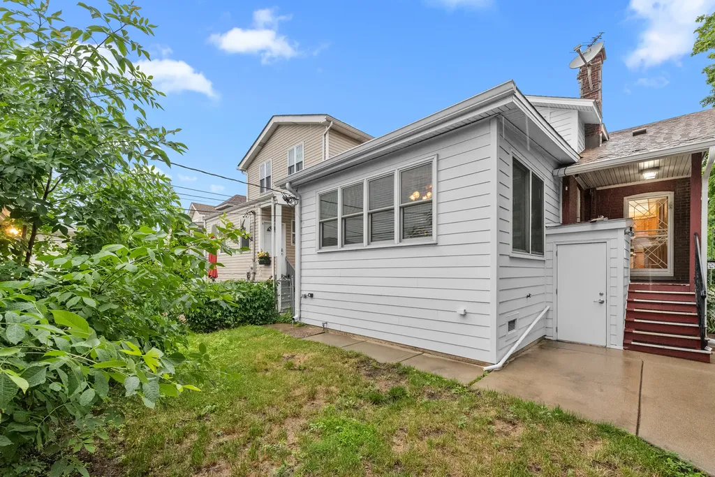 5301 West Cuyler Avenue Chicago IL 60641