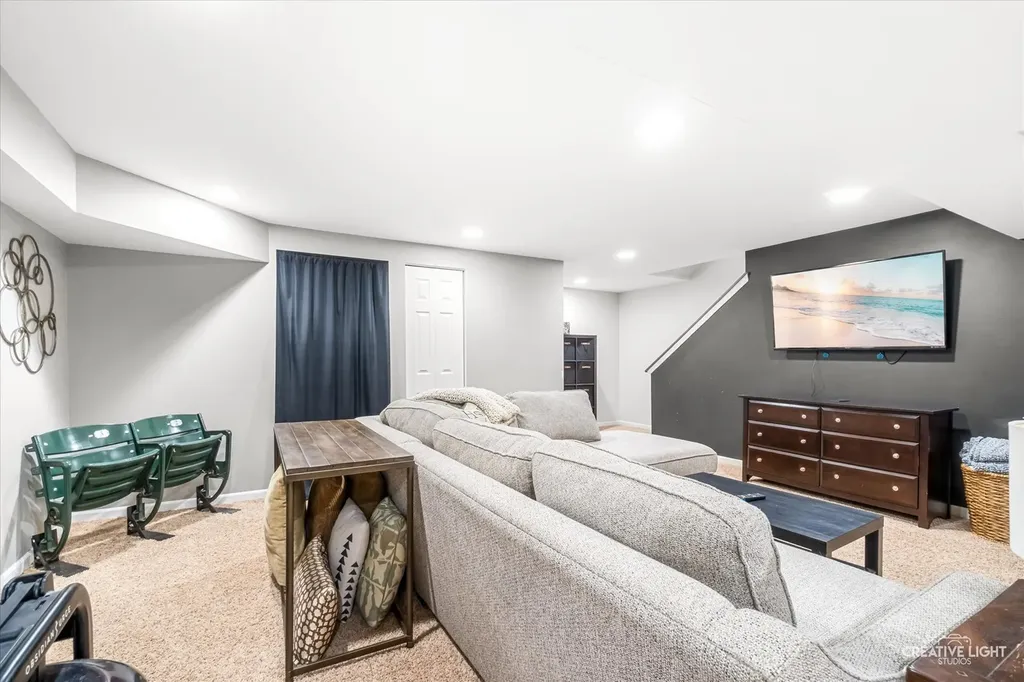 1594 Lois Ann Lane Naperville IL 60563