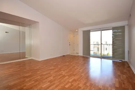 5351 North East River Road Chicago IL 60656