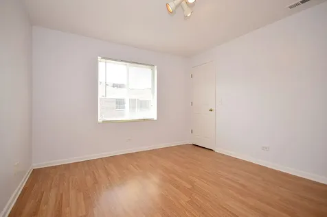 5351 North East River Road Chicago IL 60656