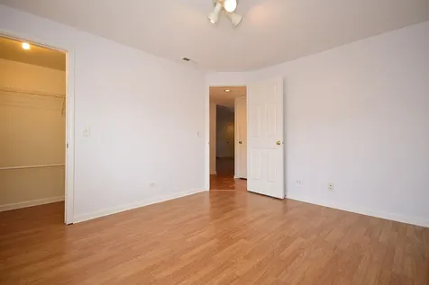 5351 North East River Road Chicago IL 60656