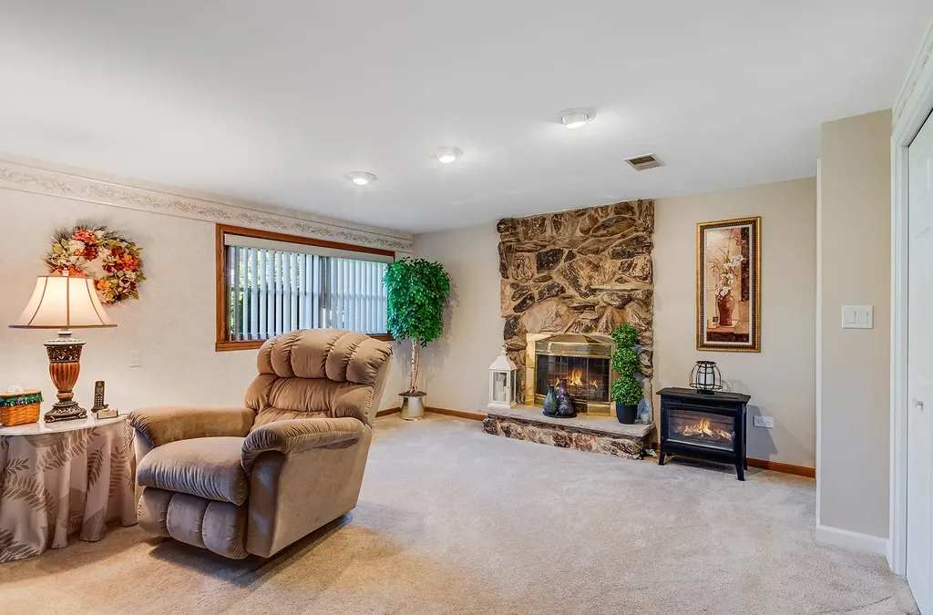 7706 Hayenga Lane Darien IL 60561