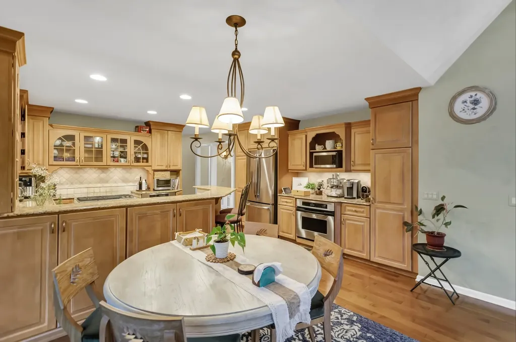 985 Chapel Court N Glen Ellyn IL 60137