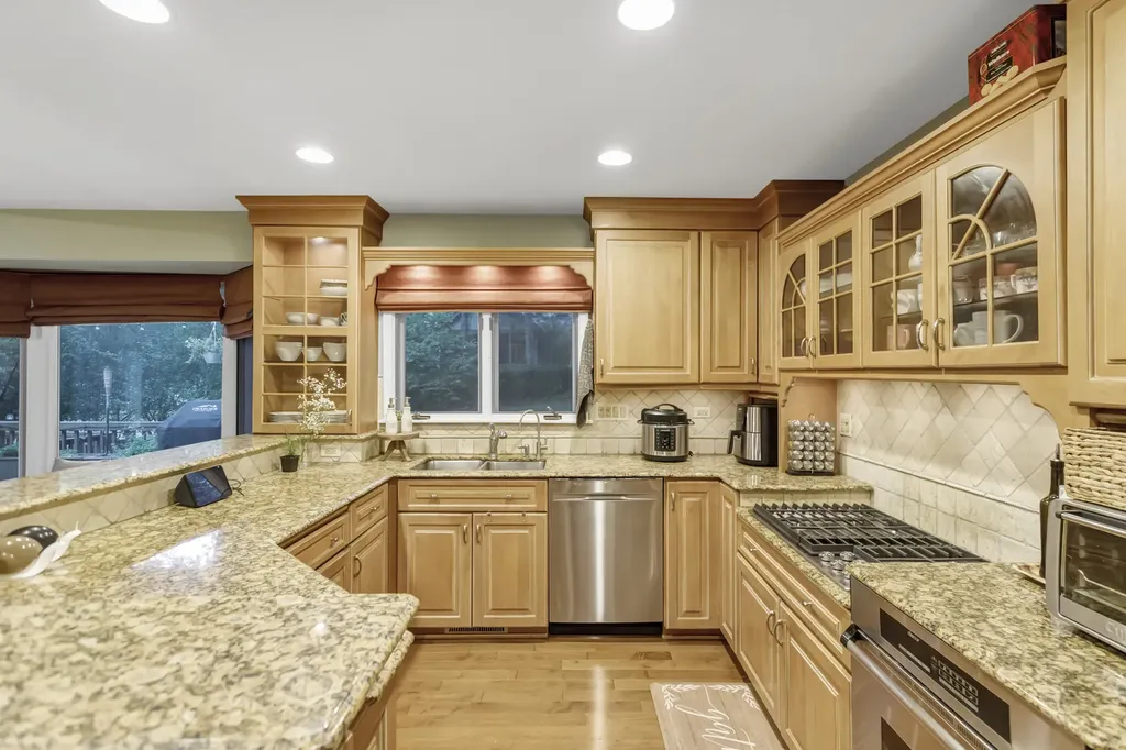 985 Chapel Court N Glen Ellyn IL 60137