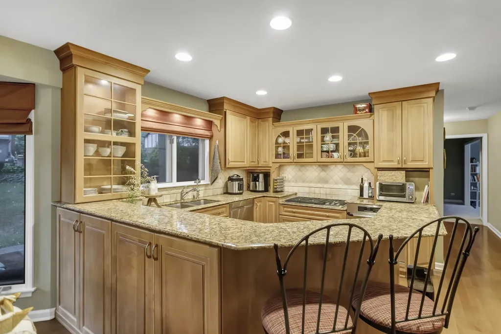 985 Chapel Court N Glen Ellyn IL 60137
