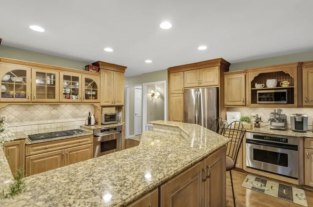 985 Chapel Court N Glen Ellyn IL 60137