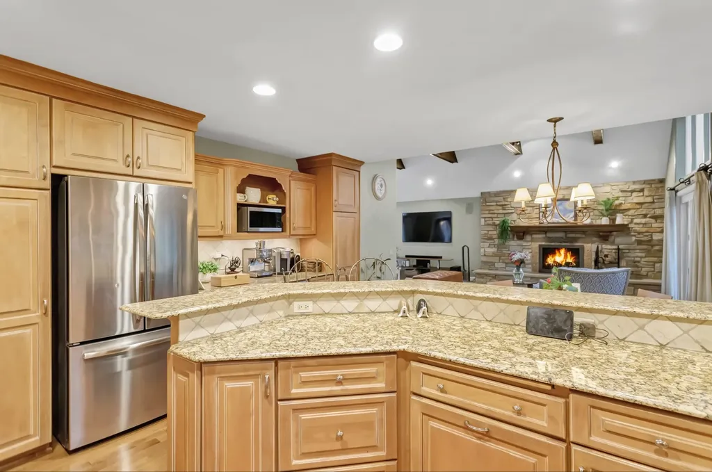 985 Chapel Court N Glen Ellyn IL 60137