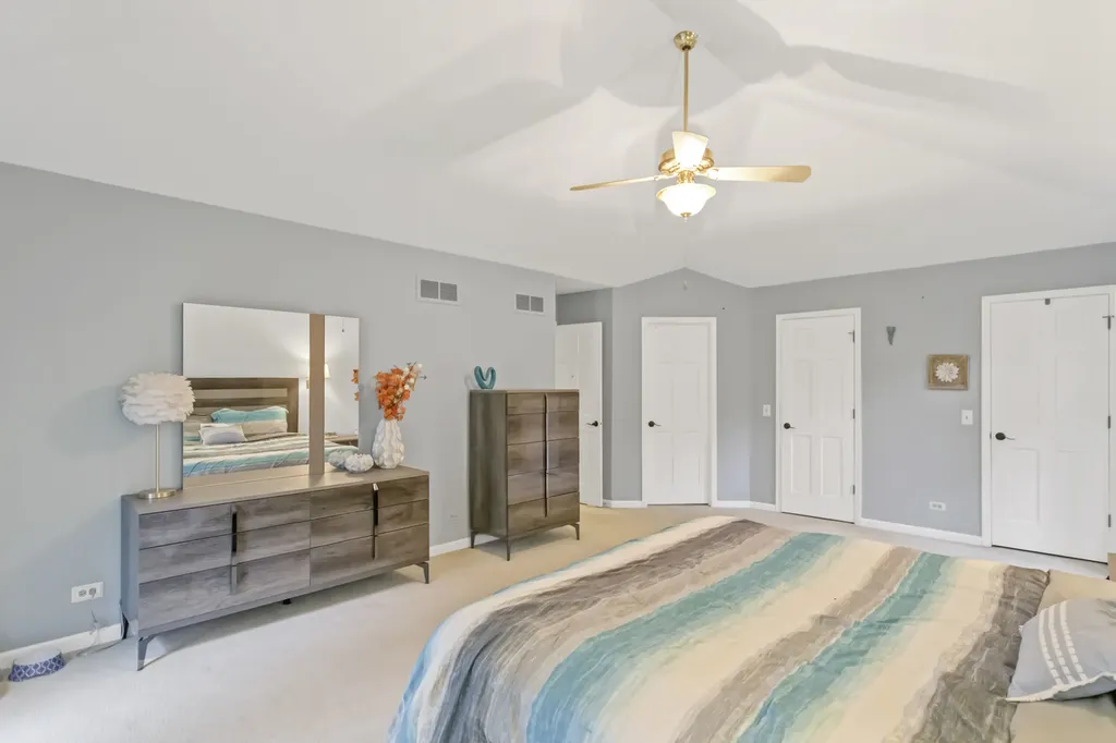 985 Chapel Court N Glen Ellyn IL 60137