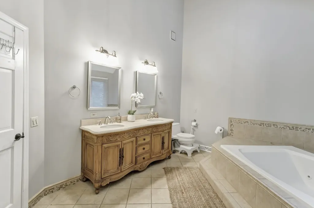 985 Chapel Court N Glen Ellyn IL 60137