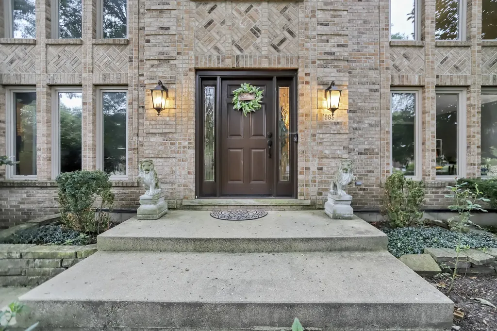 985 Chapel Court N Glen Ellyn IL 60137