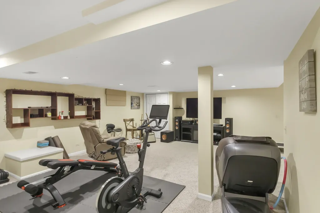 985 Chapel Court N Glen Ellyn IL 60137