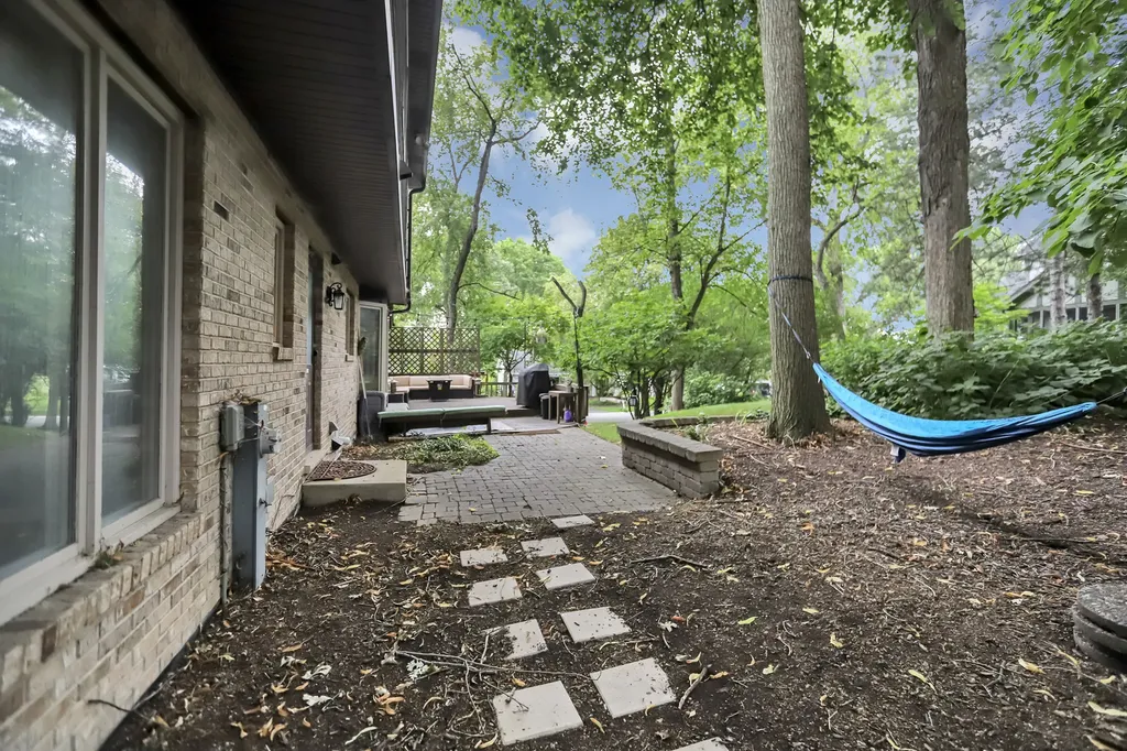 985 Chapel Court N Glen Ellyn IL 60137